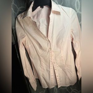 Women’s light pink button down.